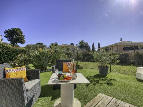einen Tisch mit einer Schale Obst auf einem Rasen in der Unterkunft Apartment Les Terrasses d'Azur-2 by Interhome in Sanary-sur-Mer