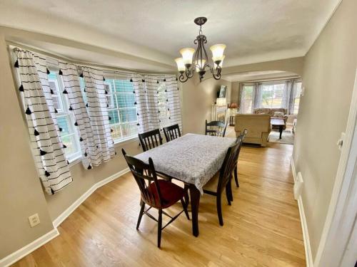 un comedor con mesa y sillas en una habitación en Outpatient Cleve Clinic with Fenced-In Backyard, en Cleveland Heights