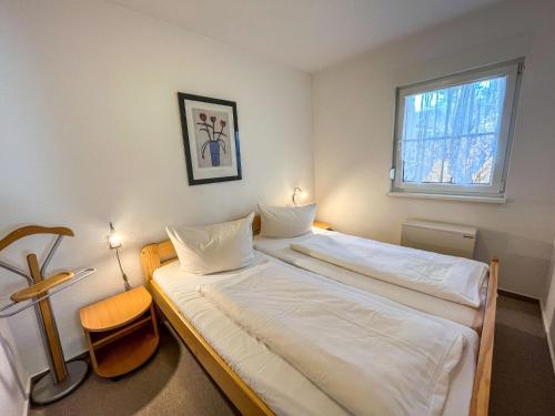 - une chambre avec 2 lits et une fenêtre dans l'établissement Apartment Kluge by Interhome, à Zinnowitz