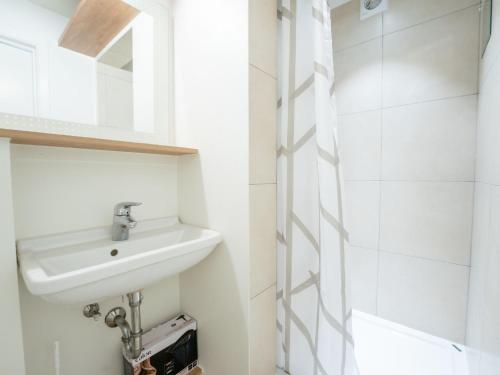 y baño con lavabo y espejo. en Apartment Koekoeksnest by Interhome, en De Haan
