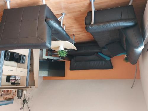 uma vista superior de uma sala de estar com um sofá de couro em Apartment Frankenau-38 by Interhome em Frankenau