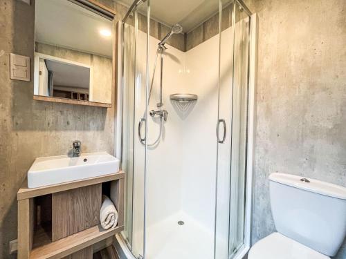 La salle de bains est pourvue d'une douche, de toilettes et d'un lavabo. dans l'établissement Holiday Home Tiny Haus Martina by Interhome, à Beilngries