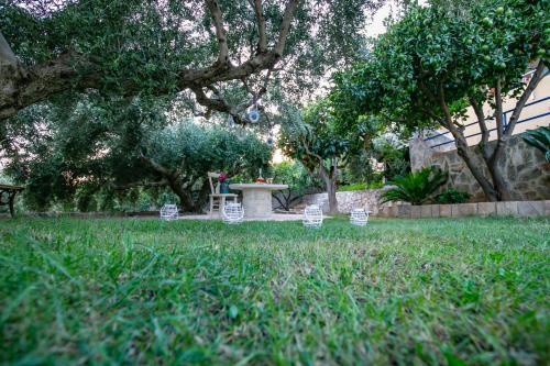 a garden with a table and chairs in the grass at Paradise Apartments in Ferma