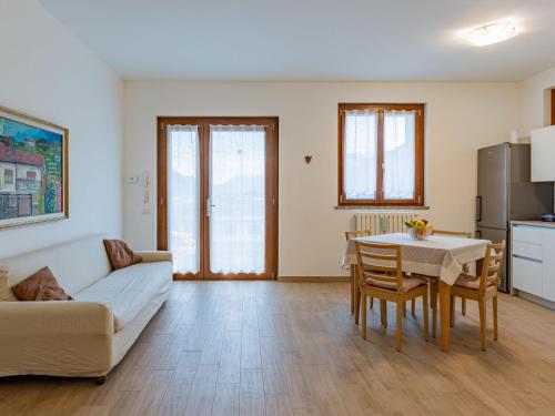 ein Wohnzimmer mit Sofa und Tisch in der Unterkunft Apartment Syria by Interhome in Domaso