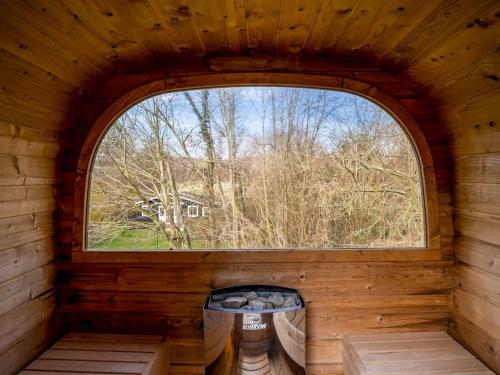 una vista interior de una ventana en una cabaña de madera en Holiday Home Preben - all inclusive - 50m from the sea by Interhome en Stege