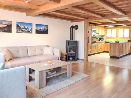 uma sala de estar com um sofá e um fogão a lenha em Apartment Engelhorn by Interhome em Innertkirchen