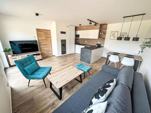 ein Wohnzimmer mit einer Couch und Stühlen und einem Tisch in der Unterkunft Holiday Home Chalupa 13ka by Interhome in Smržovka