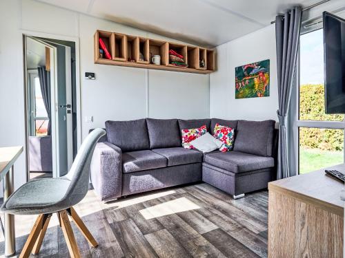 sala de estar con sofá y silla en Holiday Home Tiny Haus Altmühlpanorama by Interhome en Beilngries