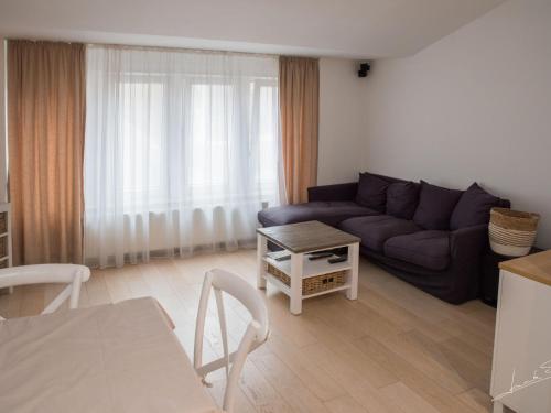 - un salon avec un canapé et une table dans l'établissement Apartment Key Point by Interhome, à Blankenberge