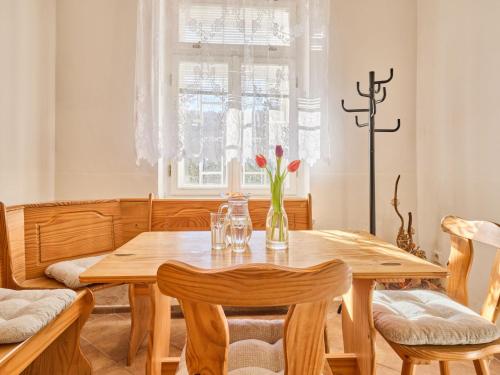 stół jadalny z wazonem kwiatów w obiekcie Apartment Villa Belvedere-2 by Interhome w Jańskich Łaźniach