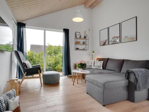 een woonkamer met een bank en een tafel bij Holiday Home Jörgen - all inclusive - 100m from the sea by Interhome in Esbjerg