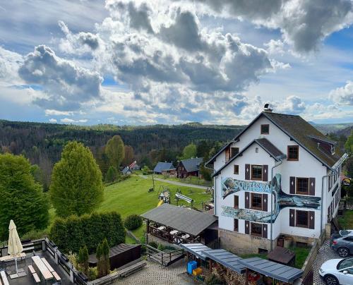 eine Luftansicht eines weißen Hauses mit einem Hof in der Unterkunft Resort Mezná in Hřensko