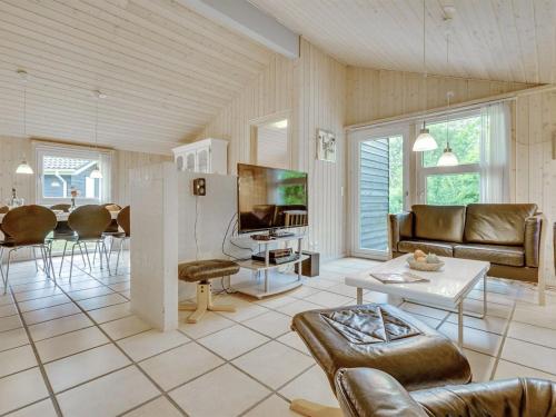 uma sala de estar com um sofá e uma mesa em Holiday Home Aviaja - all inclusive - 12km from the sea by Interhome em Oksbøl