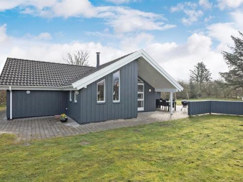 une maison grise avec une cour dans l'établissement Holiday Home Aisa - all inclusive - 10-5km from the sea by Interhome, à Oksbøl