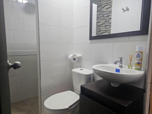 uma casa de banho branca com um WC e um lavatório em Colisseum Roma - El cubo movistar campin em Bogotá