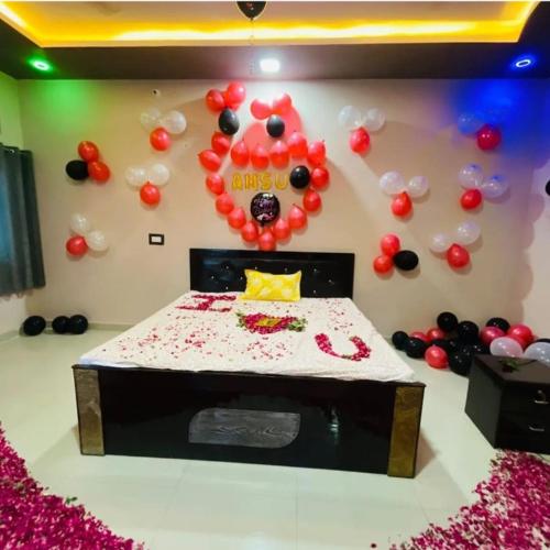 een kamer met een bed met een hoop ballonnen bij Mg hotel in Bīr
