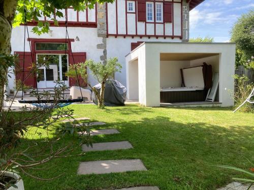 Cette maison dispose d'un jardin avec une pelouse. dans l'établissement Location Eyheraldia votre Triplex au cœur du Pays Basque, à Hasparren