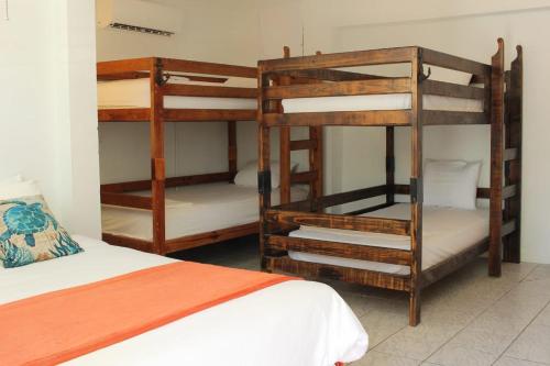 um quarto com 2 beliches e uma cama em Rooftop Guesthouse em Luquillo