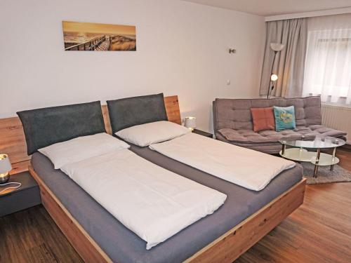 מיטה או מיטות בחדר ב-Studio Ferienhaus Friedl-1 by Interhome