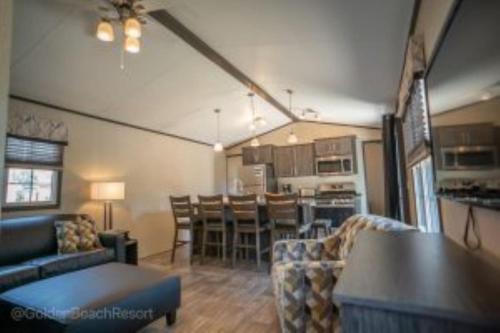 Una sala de estar con un sofá y un comedor. en 3 Bedroom Waterview Cottage 5B, en Roseneath