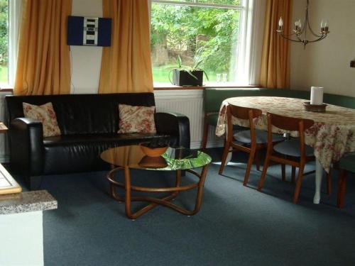 Holiday Home Laerke - all inclusive - 100m to the inlet by Interhome في Thyholm: غرفة معيشة مع أريكة وطاولة