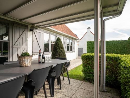 Un jardín fuera de Holiday Home Zeewind II by Interhome