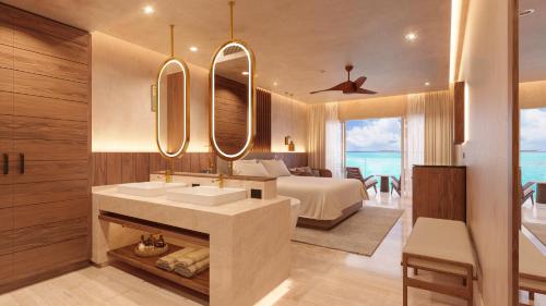 una camera con letto e un bagno con lavandino di Almare, a Luxury Collection Adult All-Inclusive Resort, Isla Mujeres a Isla Mujeres