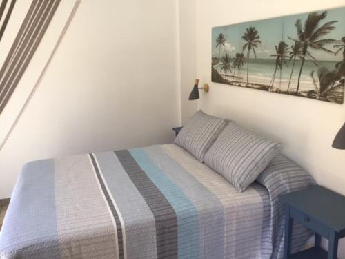 1 dormitorio con 1 cama y una foto de palmeras en Apartamentos Brisamar a 50 metros de la playa, en Valle Gran Rey