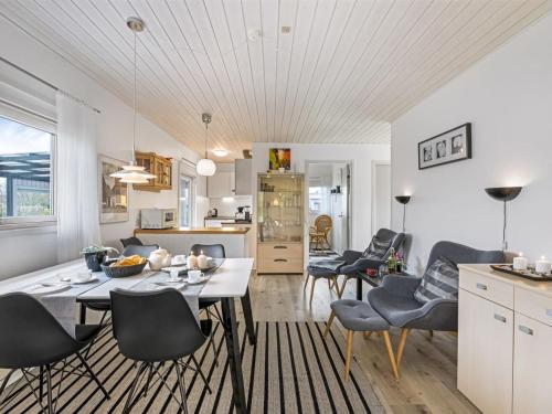 eine Küche und ein Wohnzimmer mit einem Tisch und Stühlen in der Unterkunft Holiday Home Westi - all inclusive - 650m to the inlet by Interhome in Hemmet