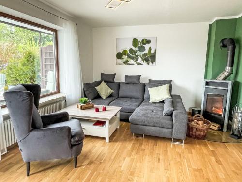 ein Wohnzimmer mit einem Sofa und einem Kamin in der Unterkunft Apartment Auszeit by Interhome in Oy-Mittelberg