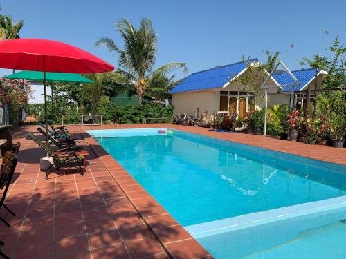Der Swimmingpool an oder in der Nähe von Ratana Bungalow - រតនា​បឹងហ្គាឡូ