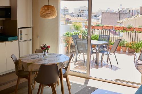 a kitchen and dining room with a table and chairs at Apartamento Blanes playa (Costa Brava) in Blanes