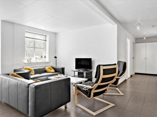 sala de estar con sofá, mesa y sillas en Apartment Viljo - all inclusive - 100m from the sea by Interhome en Hals