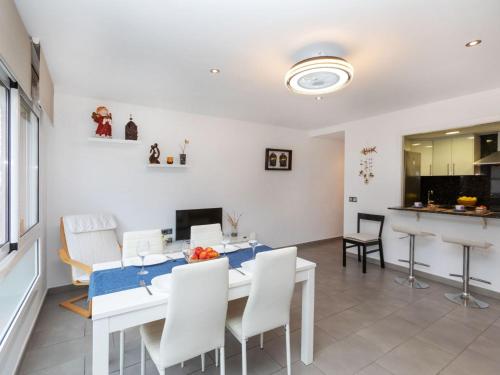 comedor con mesa blanca y sillas blancas en Apartment Pinos by Interhome, en Port de la Selva