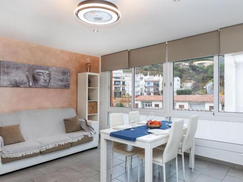 comedor con mesa blanca y sillas blancas en Apartment Pinos by Interhome, en Port de la Selva