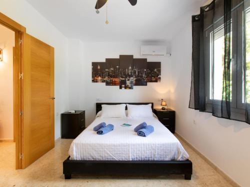 Giường trong phòng chung tại Town Center House With Jacuzzi