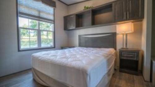ein Schlafzimmer mit einem großen weißen Bett und einem Fenster in der Unterkunft 3 Bedroom Cottage Forest Grove Lane 75 in Cherry Valley