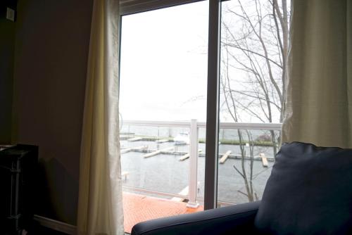 Гостиная зона в 2 Bedroom Harbor Front Condo 8L