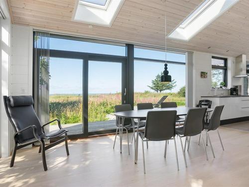een keuken en eetkamer met een tafel en stoelen bij Holiday Home Elisenda - all inclusive - 625m from the sea by Interhome in Skagen