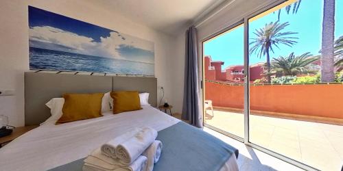A bed or beds in a room at Home FTV, by Comfortable Luxury