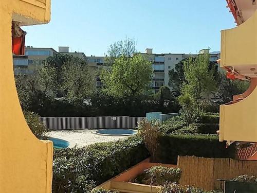 - une vue sur le jardin depuis un bâtiment dans l'établissement Appartement T2 à Argelès-sur-Mer, plage à 300m, piscine, parking privé, animaux acceptés - FR-1-388-109, à Argelès-sur-Mer