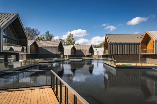 eine Reihe von Häusern auf einem Wasserkörper in der Unterkunft Termy Karkonosze Resort & Spa in Staniszów