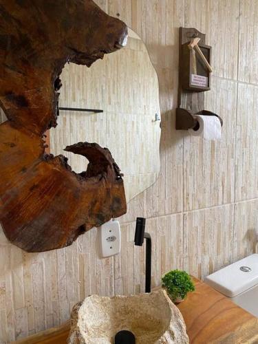 a room with a tree stump on the wall at Cantinho do Tigela in Bananeiras