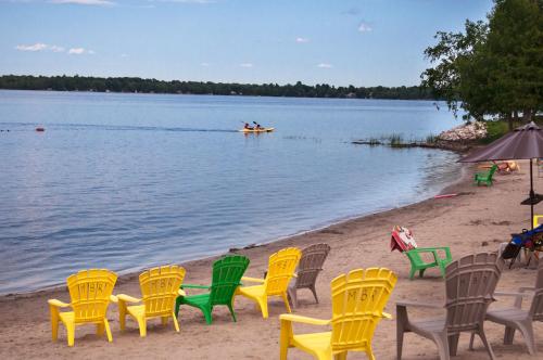 Imagen de la galería de Newly Renovated 2 Bedroom Beach Front Condo 2C, en Lanark