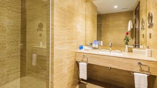 y baño con lavabo y ducha. en Twenty eight hotel, en Hanói