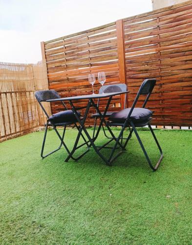 2 chaises et une table avec 2 verres à vin dans l'établissement 54m2 lumineux avec terrasse au cœur des Minimes métro, à Toulouse