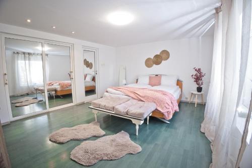 - une chambre avec un lit et deux tapis au sol dans l'établissement 2BD in Heart of Plovdiv Top location, à Plovdiv
