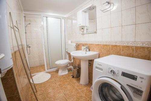 La salle de bains est pourvue d'un lave-linge et d'un lavabo. dans l'établissement 2BD in Heart of Plovdiv Top location, à Plovdiv