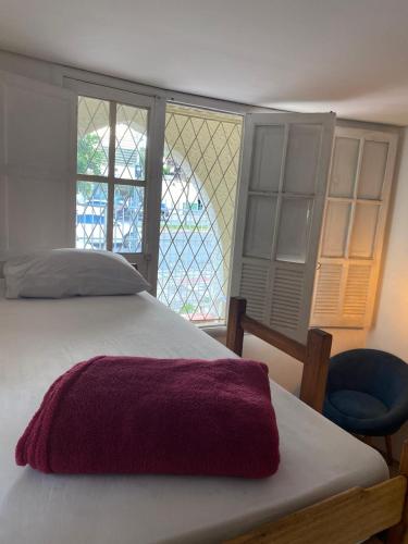Un dormitorio con una cama grande y una ventana en Trem Chic en Belo Horizonte