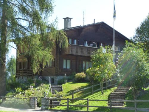 Ein Garten an der Unterkunft Hotel Cresta